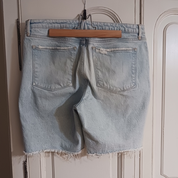 Good American Light Wash Frayed Jean Shorts - Picture 5 of 5